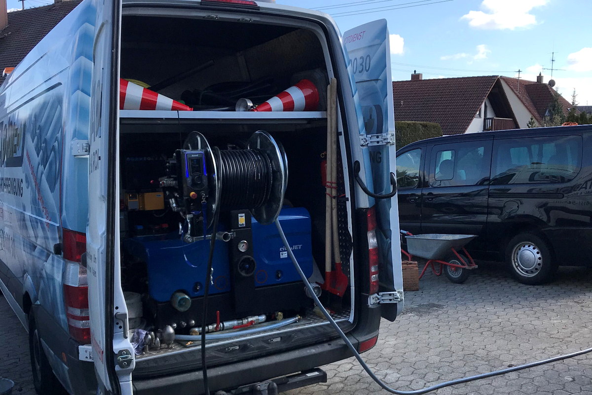 Geöffnetes Einsatzfahrzeug mit Hochdruckspültechnik