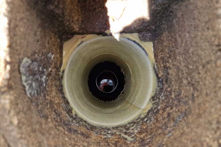 Innenansicht einer punktuell sanierten Abwasserleitung