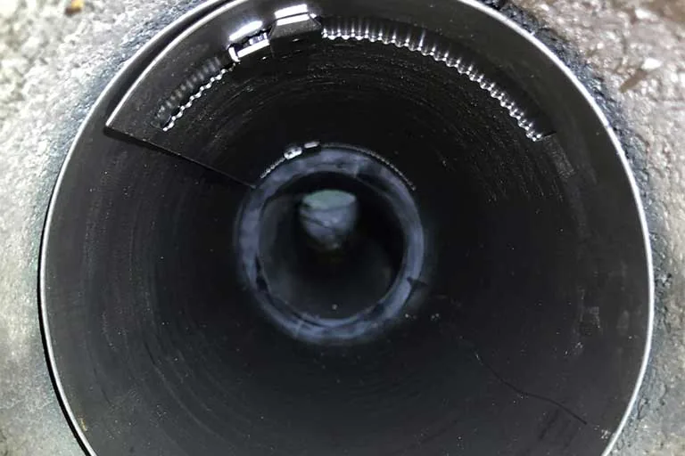 Eingebaute Edelstahlmanschette in einer Abwasserleitung